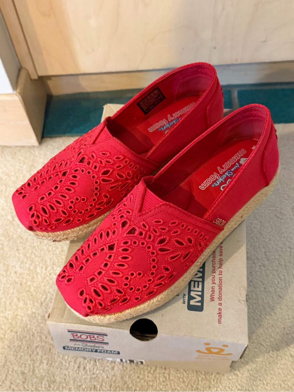 Bob’s Skechers Memory Foam Red Slip-On Sunflower Espadrille Wedges 6.5 Women’s